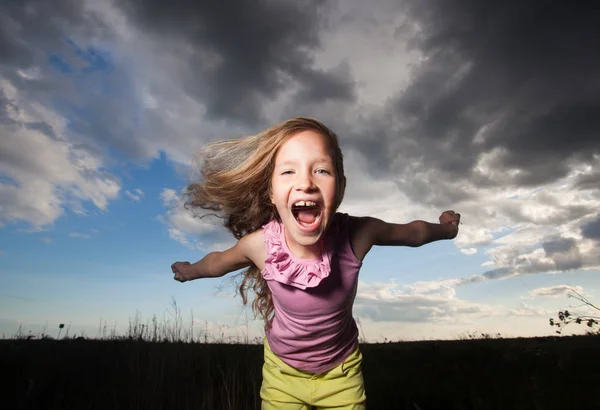 Šťastné dítě venku — Stock fotografie