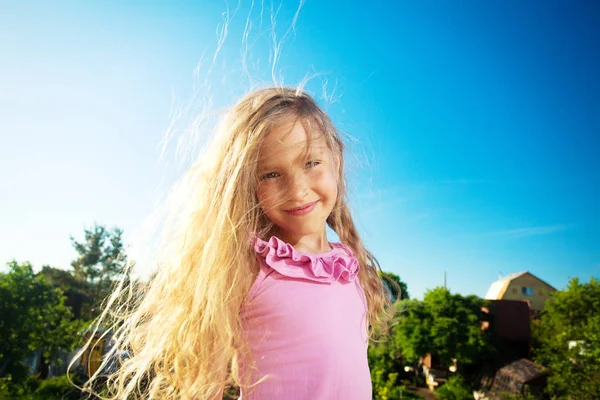 Glückliches Kind im Sommer — Stockfoto