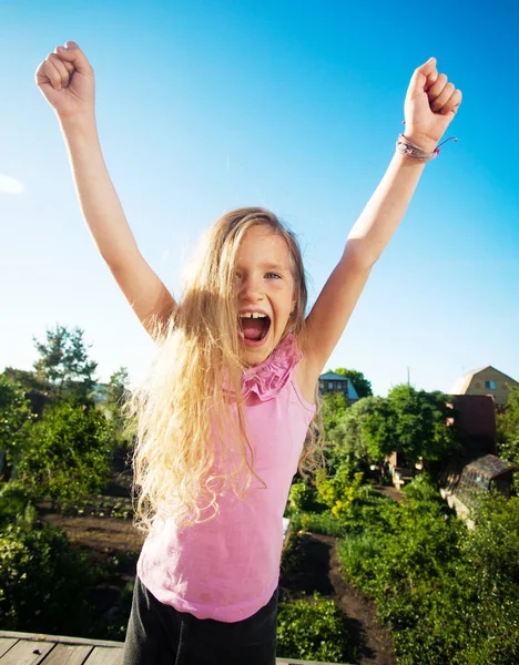 Gelukkig kind op zomer — Stockfoto