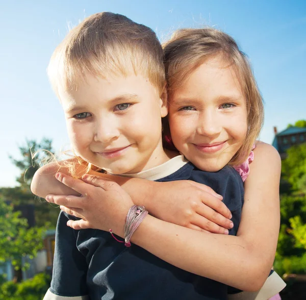 Enfant heureux à l'extérieur — Photo