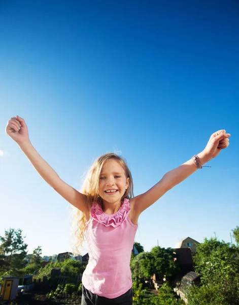 Glückliches Kind im Sommer — Stockfoto