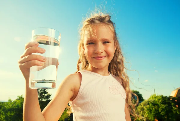 Menina segurando vidro com água — Fotografia de Stock