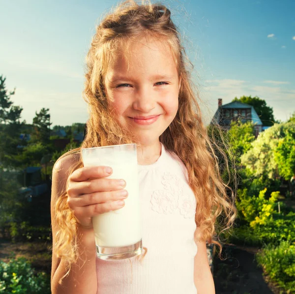 Lány kezében üveg tejjel — Stock Fotó