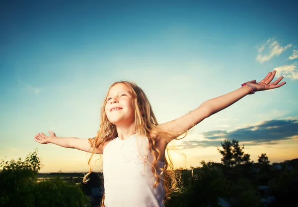 Child with arms outstretched — Stock Photo, Image