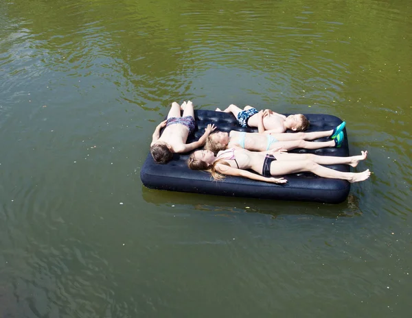 孩子们在河上漂浮 — 图库照片