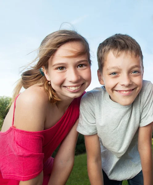 Glückliche Kinder im Freien. Freunde im Sommer — Stockfoto