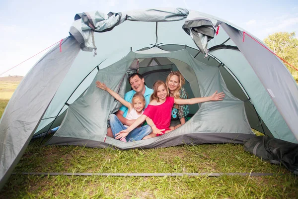 Familj i tält — Stockfoto