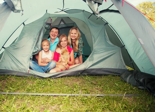 Famille dans une tente — Photo