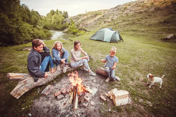 Children in the camp by the fire — Stock Photo, Image