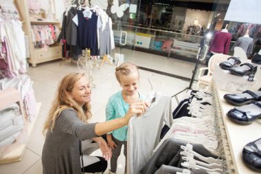 Çocuk ve kadın bir çocuk mağaza