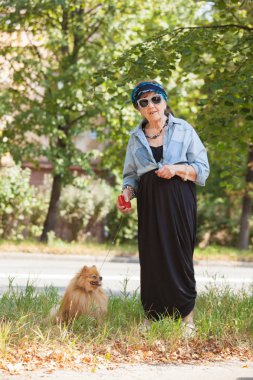 Yaşlı kadın şehirde yürüyüş