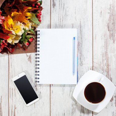 Telefon, kahve ve planlama için defter