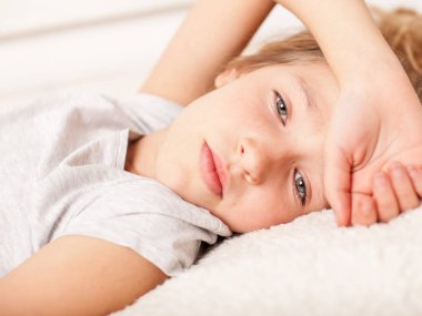 Sağlıksız çocuk yatakta yatan