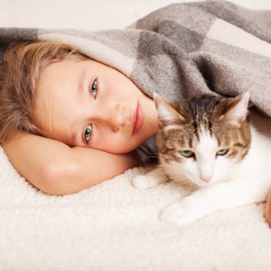 Sağlıksız çocuk yatakta yatan