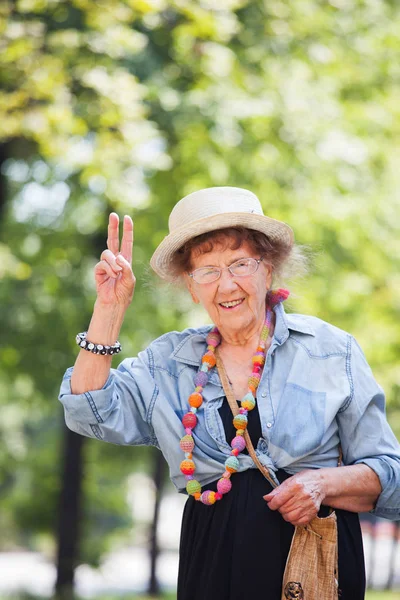Šťastná babička venku — Stock fotografie