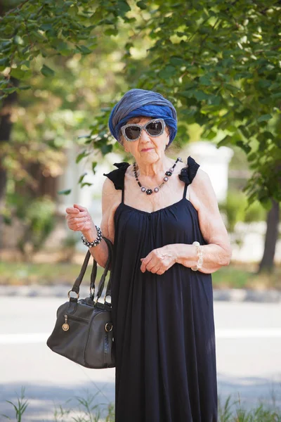 Glückliche Oma im Freien — Stockfoto