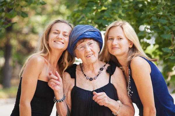 Oude vrouw met kleindochter — Stockfoto