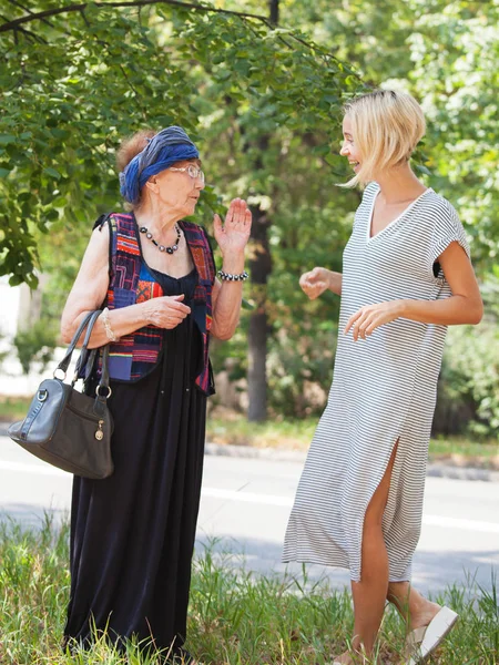 Oude vrouw met kleindochter — Stockfoto