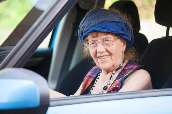 Glückliche Oma am Auto — Stockfoto