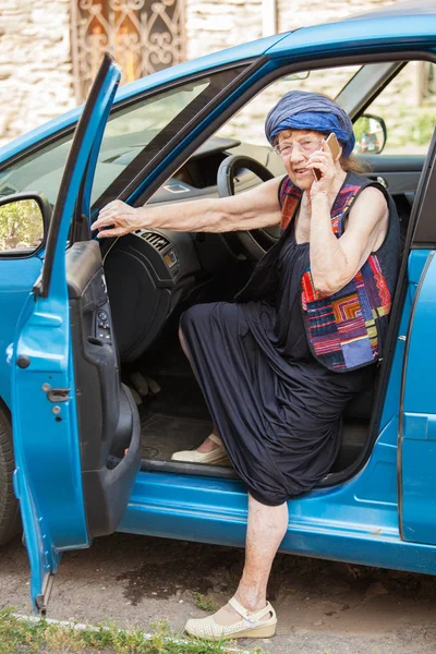 자동차에서 행복 한 할머니 — 스톡 사진