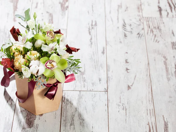 Bouquet flowers on floor — Stock Photo, Image