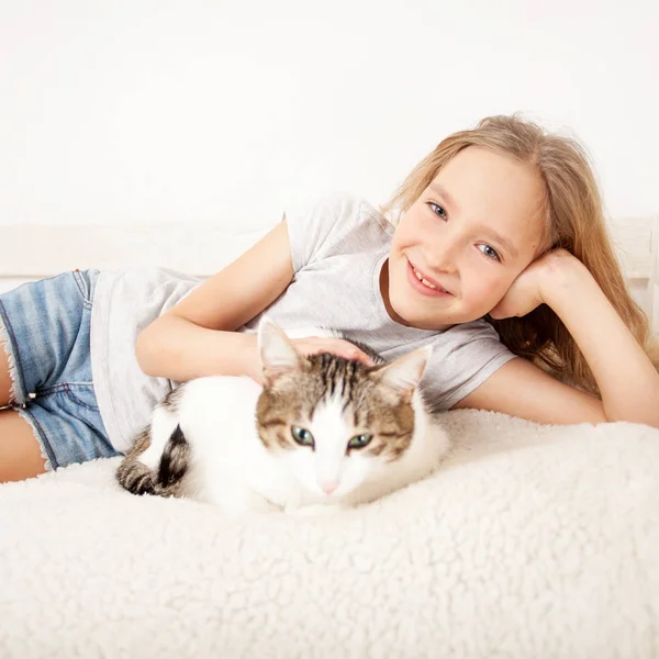 Barn med katt — Stockfoto