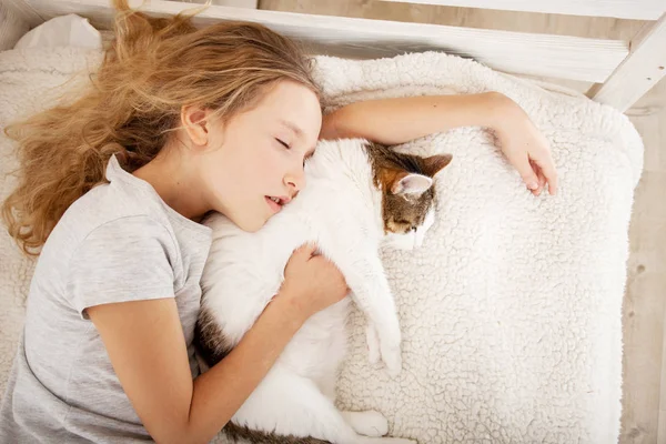 Enfant dormant avec chat — Photo