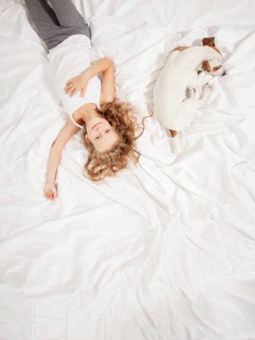 Çocuk ile köpek yatak