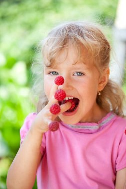 Ahududu ile küçük kız