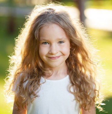 çimlerin üzerine gülen kız