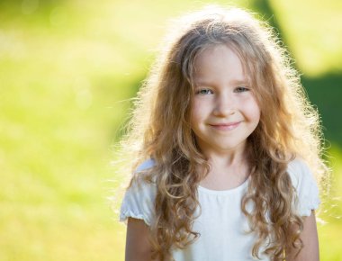 çimlerin üzerine gülen kız