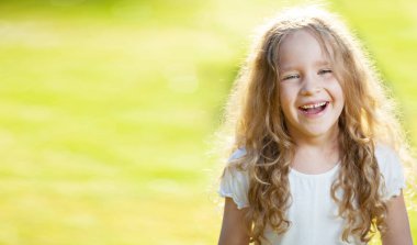 çimlerin üzerine gülen kız