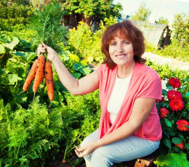 kadın hasat bahçede büyür
