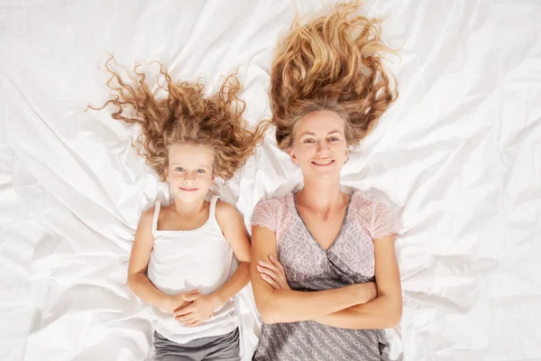 Anne ile çocuk yatak odasında