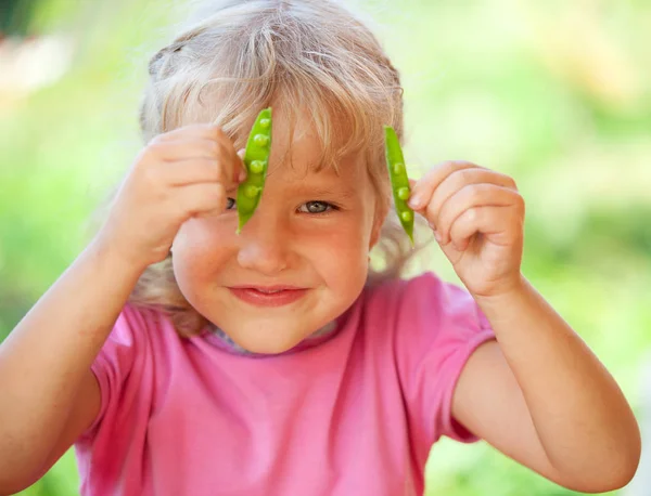 Girl with peas — 스톡 사진