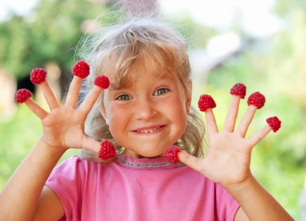 Gadis kecil dengan raspberry — Stok Foto