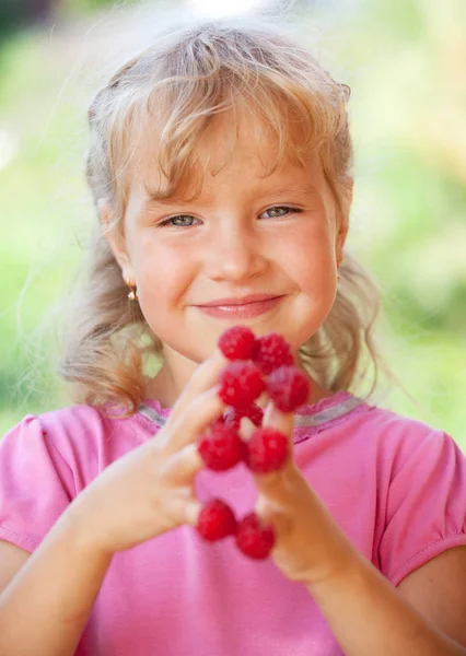 Ahududu ile küçük kız