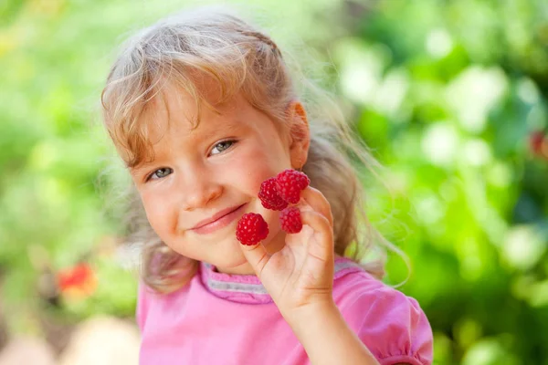 Ahududu ile küçük kız