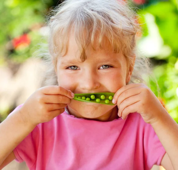 Mädchen mit Erbsen — Stockfoto