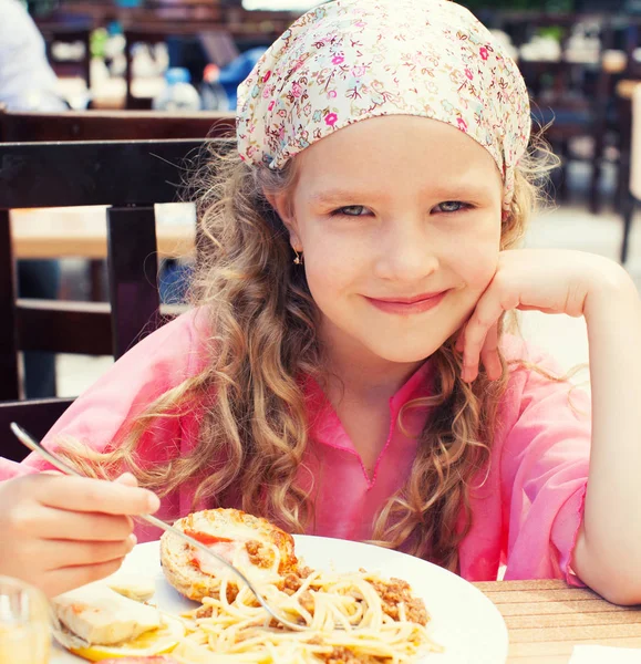 Kind eten pasta — Stockfoto