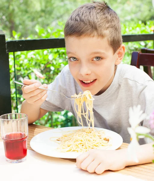 Bambino che mangia pasta — Foto Stock