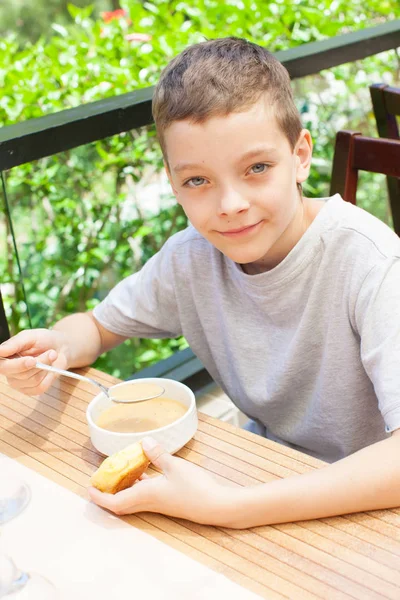 수프를 먹는 아이 — 스톡 사진