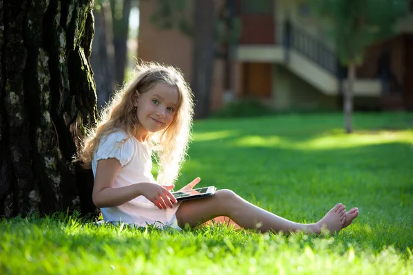 çocuk ile tablet pc açık havada