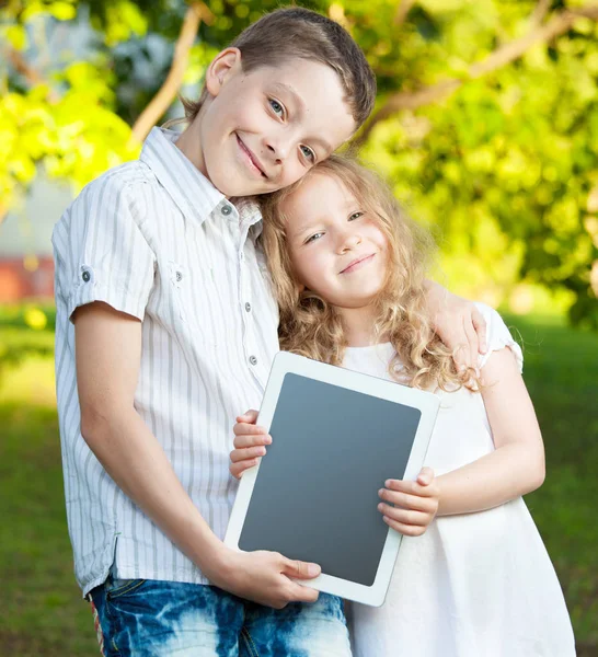 Barn med TabletPC utomhus — Stockfoto