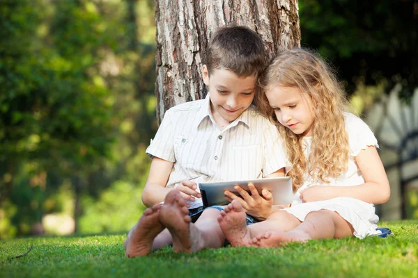 Crianças com tablet pc ao ar livre — Fotografia de Stock