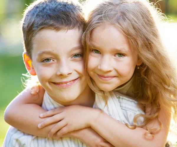 Gelukkige kinderen buiten — Stockfoto