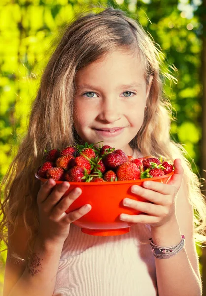 Criança com morango — Fotografia de Stock