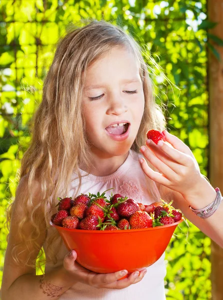 Barn med jordgubbar — Stockfoto