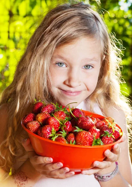 有草莓的儿童 — 图库照片