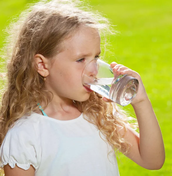 Agua potable para niños —  Fotos de Stock